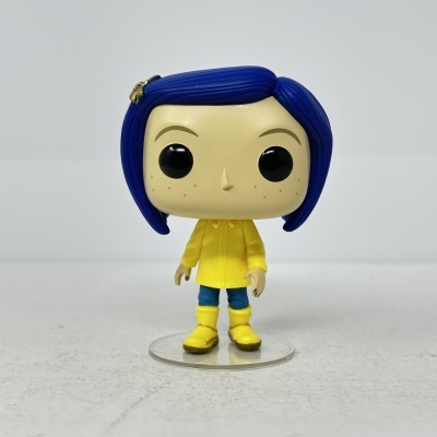 Figura Funko Pop com cabelo azul e casaco amarelo.