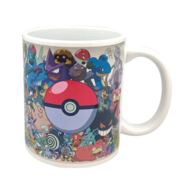 Caneca de cerâmica branca com estampa colorida de personagens Pokémon e bola Poké