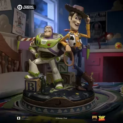 Figura decorativa Toy Story com Buzz Lightyear e Woody numa mesa de quarto infantil