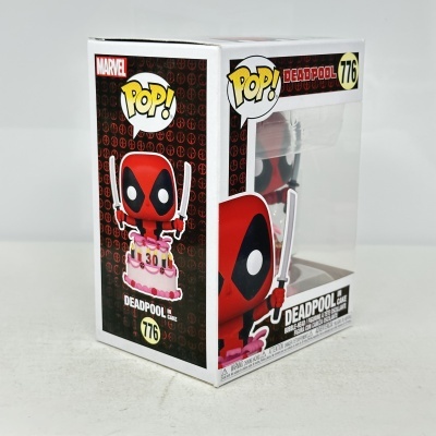 Figura Funko Pop! Deadpool número 776 em embalagem branca com detalhes em preto e vermelho.