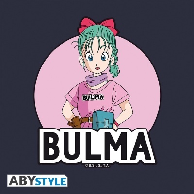 Gráfico de personagem feminina com cabelo verde e laço vermelho vestindo t-shirt rosa com 'BULMA'