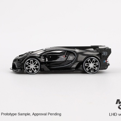 Miniatura de carro desportivo preto com jantes prateadas sobre fundo branco