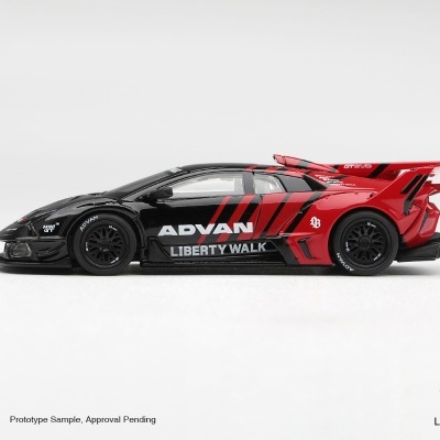 Miniatura de carro preto e vermelho com texto ADVAN e LIBERTY WALK