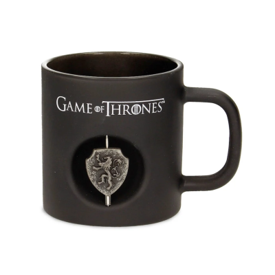 Caneca preta de cerâmica 'GAME OF THRONES' com emblema metálico de leão e espada