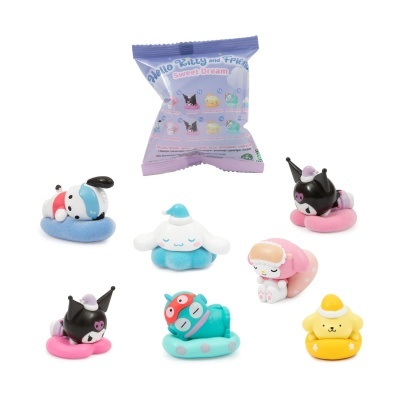 Pequenas figuras coloridas de personagens com saco lilás ao fundo