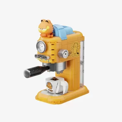 Máquina de café espresso em blocos de construção com figura de Garfield.