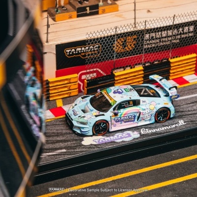 Miniatura de carro de corridas azul claro decorado com personagens em pista com barreira preta e amarela.