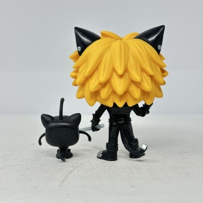 Figura de ação e figura pequena preta com orelhas e cauda vista de trás