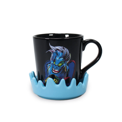 Caneca preta com personagem animado e base ondulada azul