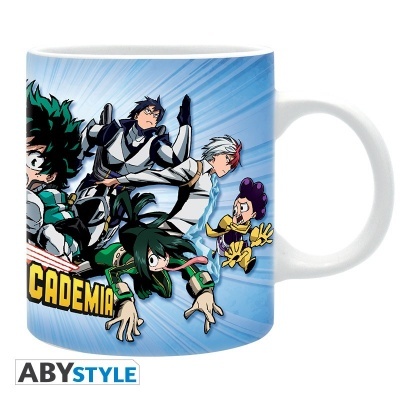 Caneca branca com personagens de anime e texto 'CADEMIA' em fundo azul claro