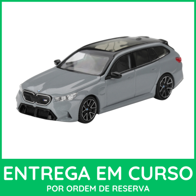 Miniatura de carrinha BMW M5 cinzenta com detalhes pretos e moldura de texto verde