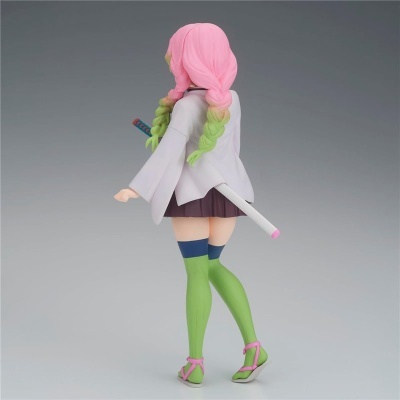 Figura colecionável de personagem feminina com cabelo rosa e verde, casaco cinzento e saia roxa.