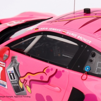 Carro de corrida rosa com logos WeatherTech, Mobil 1, e nomes Laurin Heinrich e Klaus Bachler no vidro lateral.