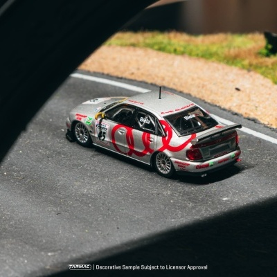 Miniatura de carro Audi A4 de corrida prateado com detalhes vermelhos e número 45 em pista de corrida em miniatura