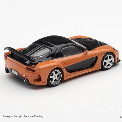 Miniatura carro desportivo laranja e preto com spoiler e matrícula 10-30 sobre fundo branco.