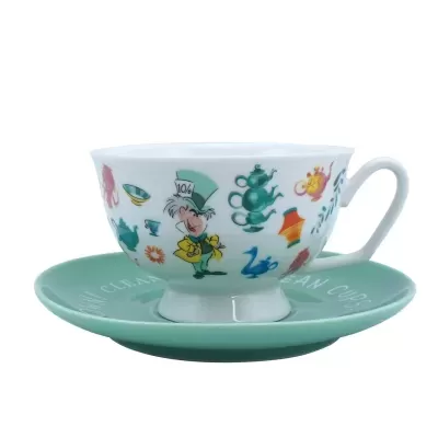 Chávena branca decorada com ilustrações coloridas e pires verde com texto branco