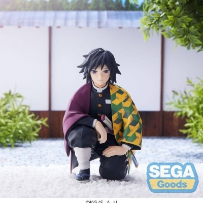 Figura colecionável de personagem masculino em quimono colorido agachado com selo SEGA Goods