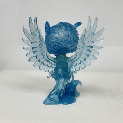 Figura de criatura alada azul translúcida vista de trás.