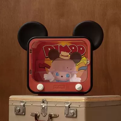 Televisão decorativa pequena com figura de bebê e orelhas grandes pretas