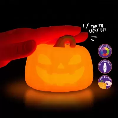 Luz decorativa de abóbora laranja com rosto sorridente a ser tocada para acender