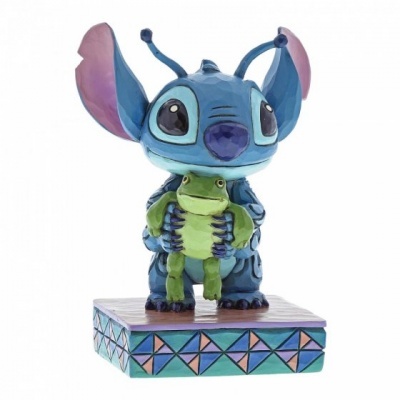 Figura de Stitch azul segurando sapo verde sobre base decorada