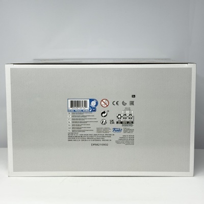 Parte traseira de uma caixa branca com etiquetas e informações técnicas