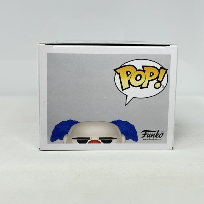 Caixa Funko Pop com imagem parcial de figura e texto POP!