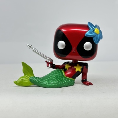 Figura Funko Pop Deadpool sereia com cauda verde e flor azul na cabeça