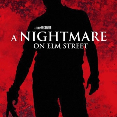 Pôster de filme 'A Nightmare on Elm Street' com fundo vermelho e silhueta preta