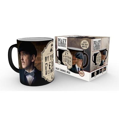 Caneca preta com imagem do personagem Thomas Shelby da série Peaky Blinders e embalagem temática.