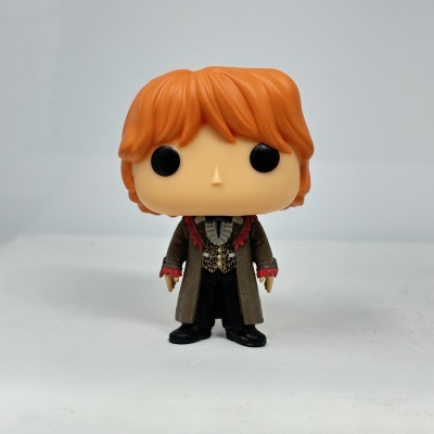 Boneco Funko Pop com cabelo laranja e casaco castanho