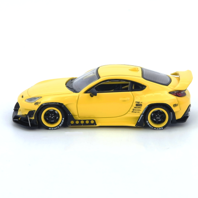 Miniatura de carro desportivo amarelo com detalhes pretos