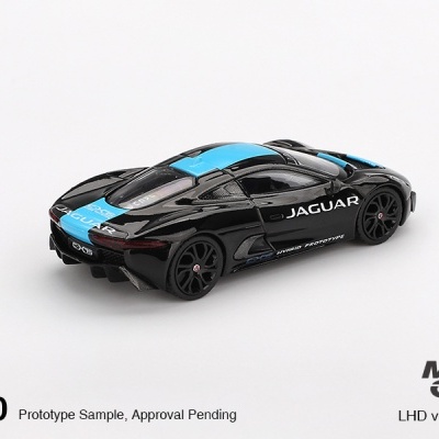 Miniatura de carro desportivo preto com faixa azul e texto Jaguar em fundo branco