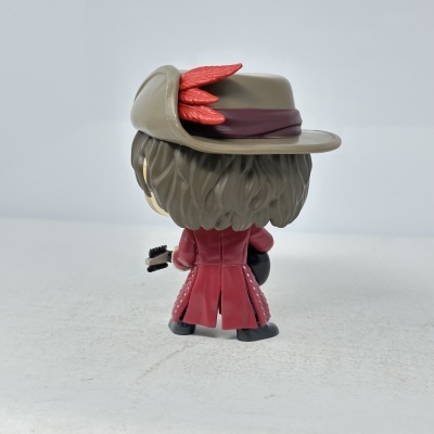 Figura de plástico de costas com chapéu cinza e casaco vermelho