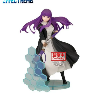 Figurina anime com cabelo roxo, roupa preta e branca segurando bastão com efeito azul