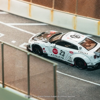 Miniatura de carro de corrida branco com múltiplos logotipos e número 23