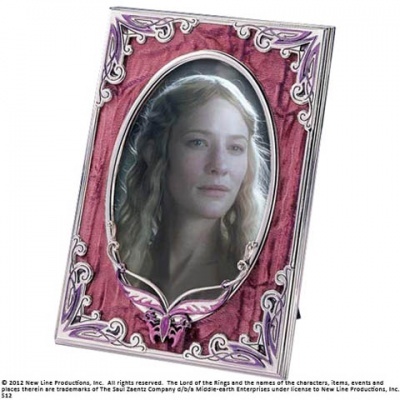 Moldura de fotografia decorativa com ornamentos prateados e foto de mulher com cabelo loiro