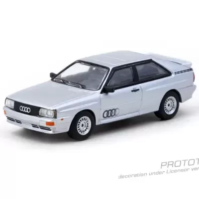 Miniatura de carro prateado com logótipo Audi