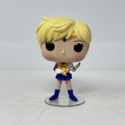 Boneca Funko Pop da Sailor Uranus com adaga e vestido azul e branco