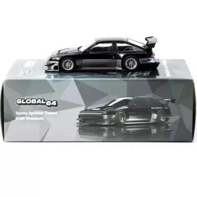 Miniatura de carro preto Toyota Sprinter Trueno AE86 Widebody sobre caixa cinza