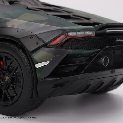 Parte traseira de Lamborghini desportivo em camuflado verde, preto e cinza com jantes negras.