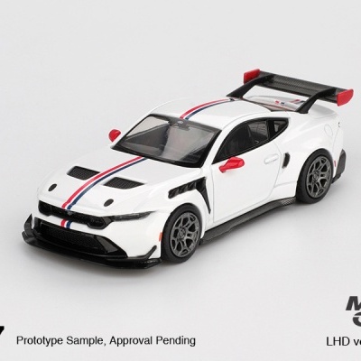 Miniatura de carro desportivo branco com faixa vermelha e azul ao centro e detalhes vermelhos