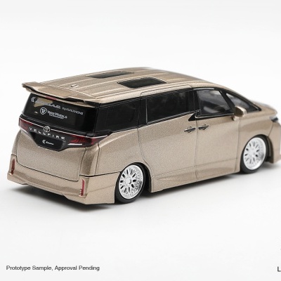 Miniatura dourada de carro Toyota Vellfire com janelas pretas e jantes brancas