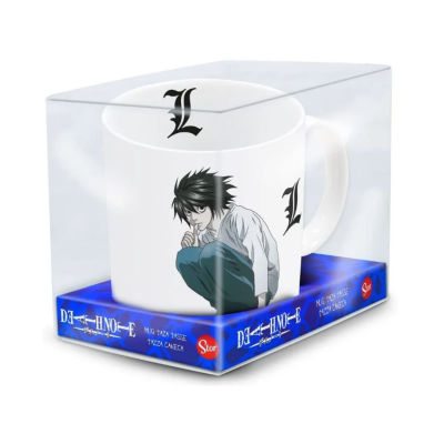 Caneca branca com ilustração de personagem de anime e letra L em preto, dentro de embalagem transparente com base azul com texto DEATH NOTE.