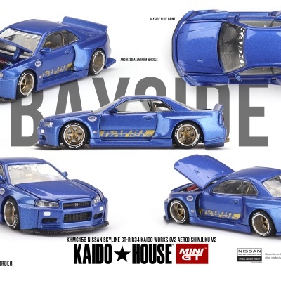 Miniatura de carro Nissan Skyline GT-R R34 azul com portas e capot abertos, jantes douradas e detalhes em dourado nas laterais.