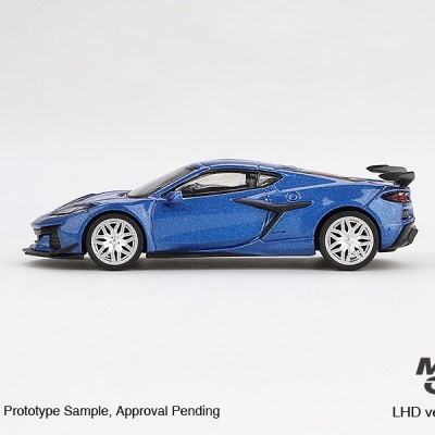 Miniatura de carro desportivo azul metálico com jantes brancas e spoiler preto