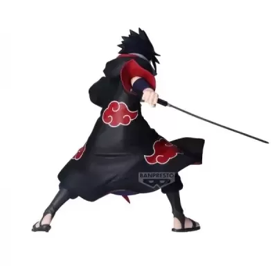 Figura de ação de personagem anime com casaco preto e nuvens vermelhas segurando espada.