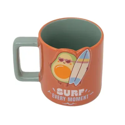Caneca de cerâmica laranja com interior verde e desenho de abacate surfista