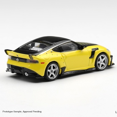 Miniatura de carro amarelo e preto com detalhes aerodinâmicos sobre fundo branco