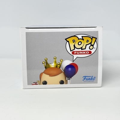 Caixa branca de boneco Funko Pop com imagem de boneco com coroa e balões coloridos